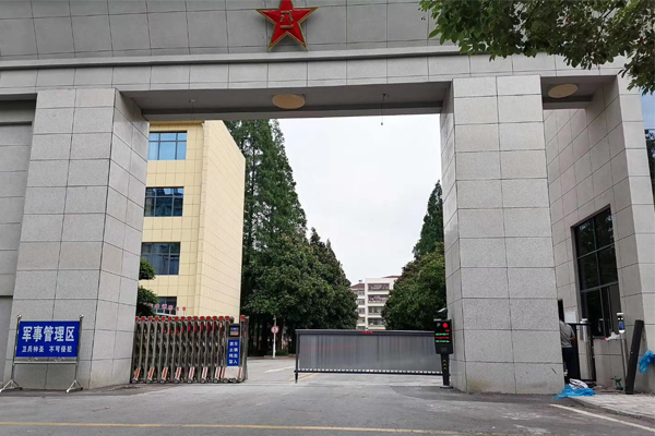 潛江市人民武裝部、車牌識別、人臉識別、廣告道閘、廣告小門安裝調(diào)試完畢